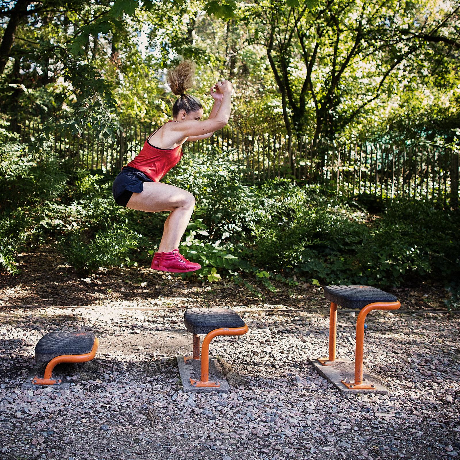 valérie berlemont coach sportif, qui fait du sport en pleine nature, avec des sauts d'obstacles